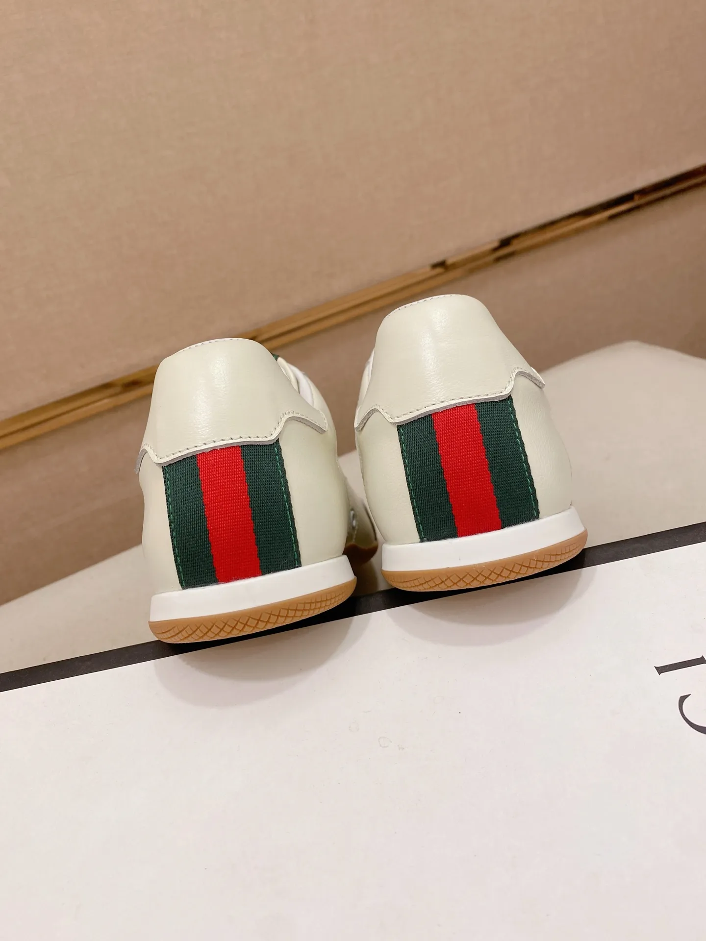 Men's shoes 💰 462💰The new GUCCI (Gucci) counters are launched simultaneously. The new men's shoes, 😘fabrics are selected from imported cowhide, and the lining is sheepskin lining. 👍🏿 High-end ☄️ air-cushion molded anti-slip rubber outsole, exquisite lines, simple and elegant, comfortable and high-end for leisure travel. Code number: 38 to 44 (45 can be customized and cannot be returned or exchanged)